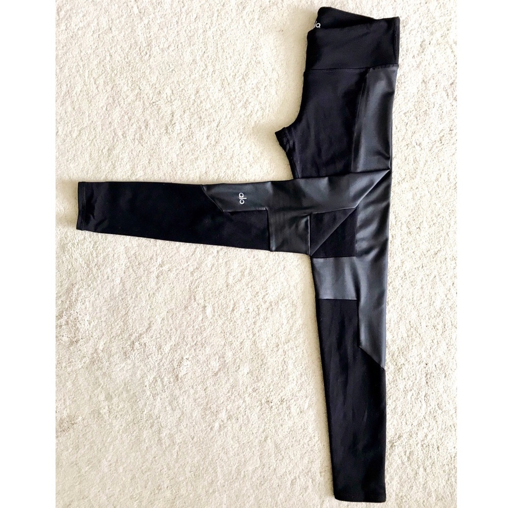 ALŌ Yoga Accelerate Legging